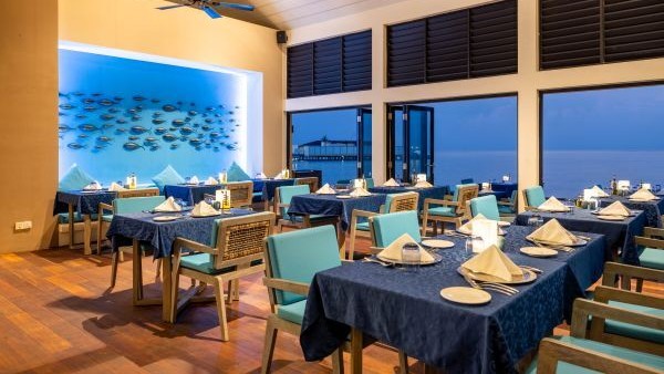 AZZURR RESTAURANT & BAR / アズーロ レストラン&バー (水上レストラン)