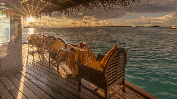 FUNA RESTAURANT & BAR / フナ レストラン&バー (水上レストラン)